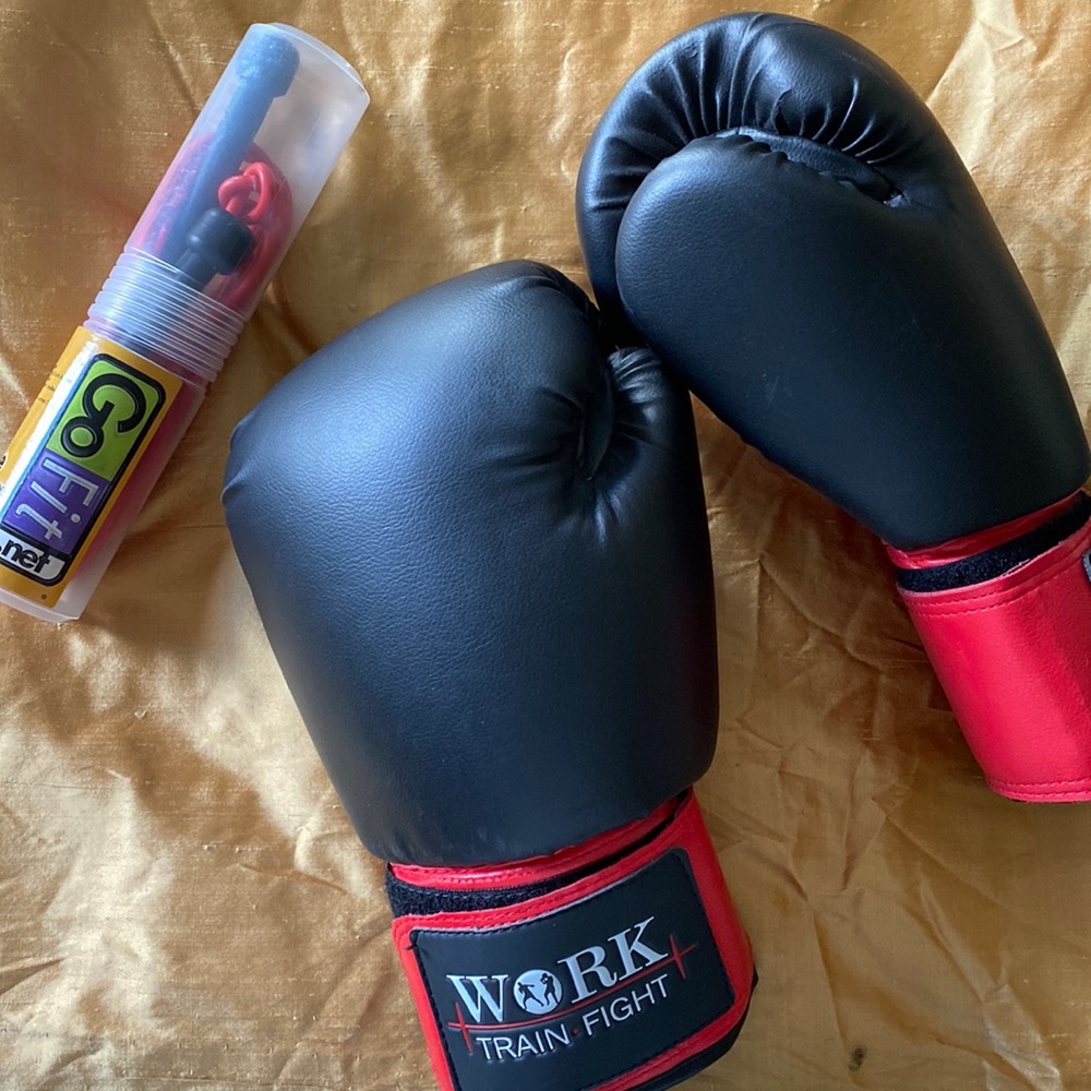 Barely used Boxing Gloves w Training Jump Rope